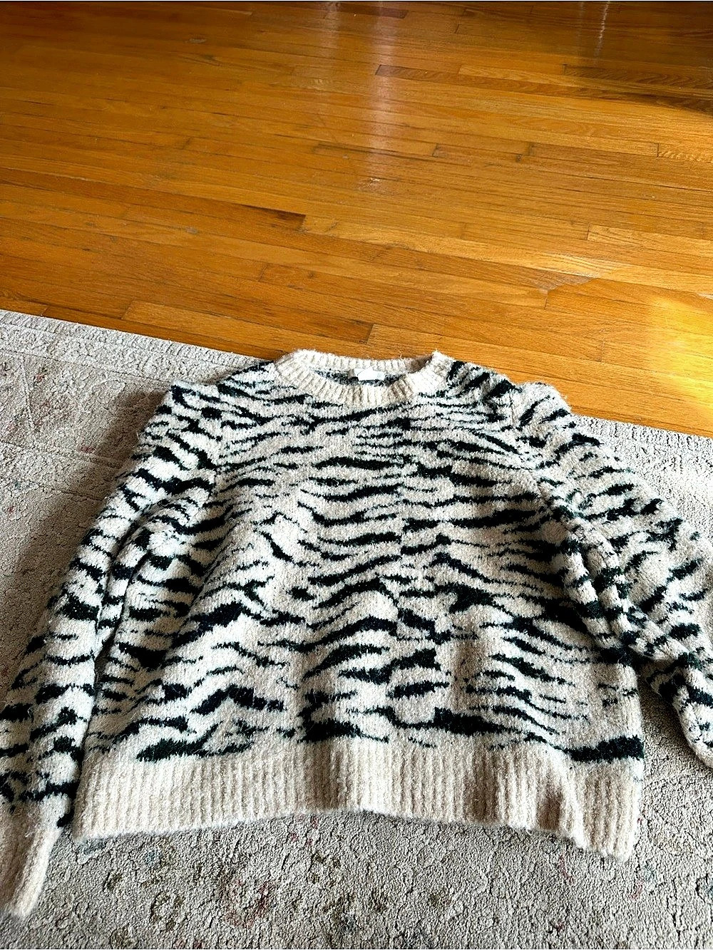 H&Medium Tiger-Print Fuzzy Knit Sweater Size Medium